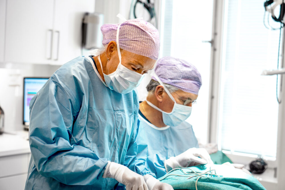 Kirurger utför operation hos Conturkliniken.